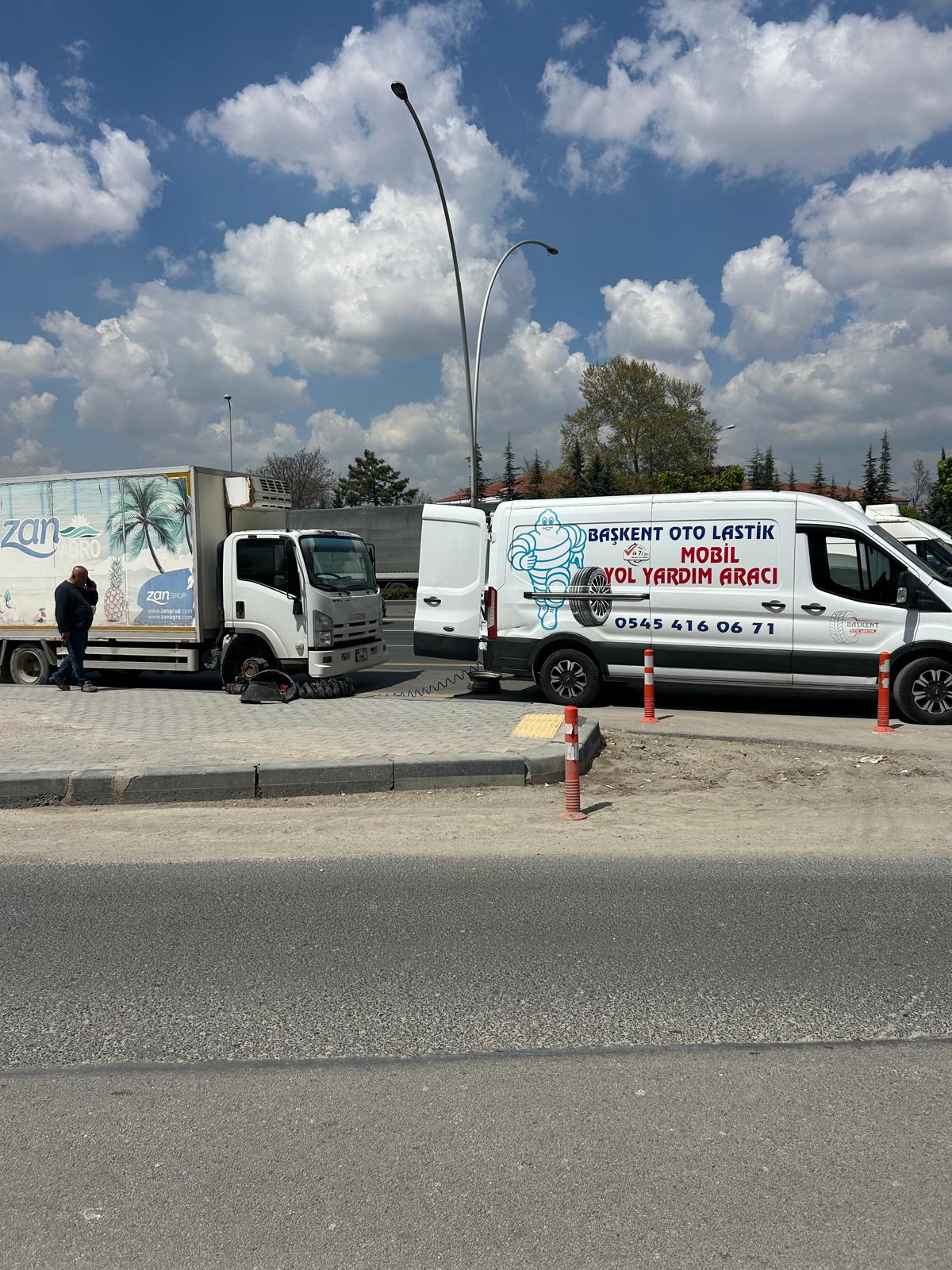 Yol kenarında kamyona lastik desteği veren mobil servis aracı